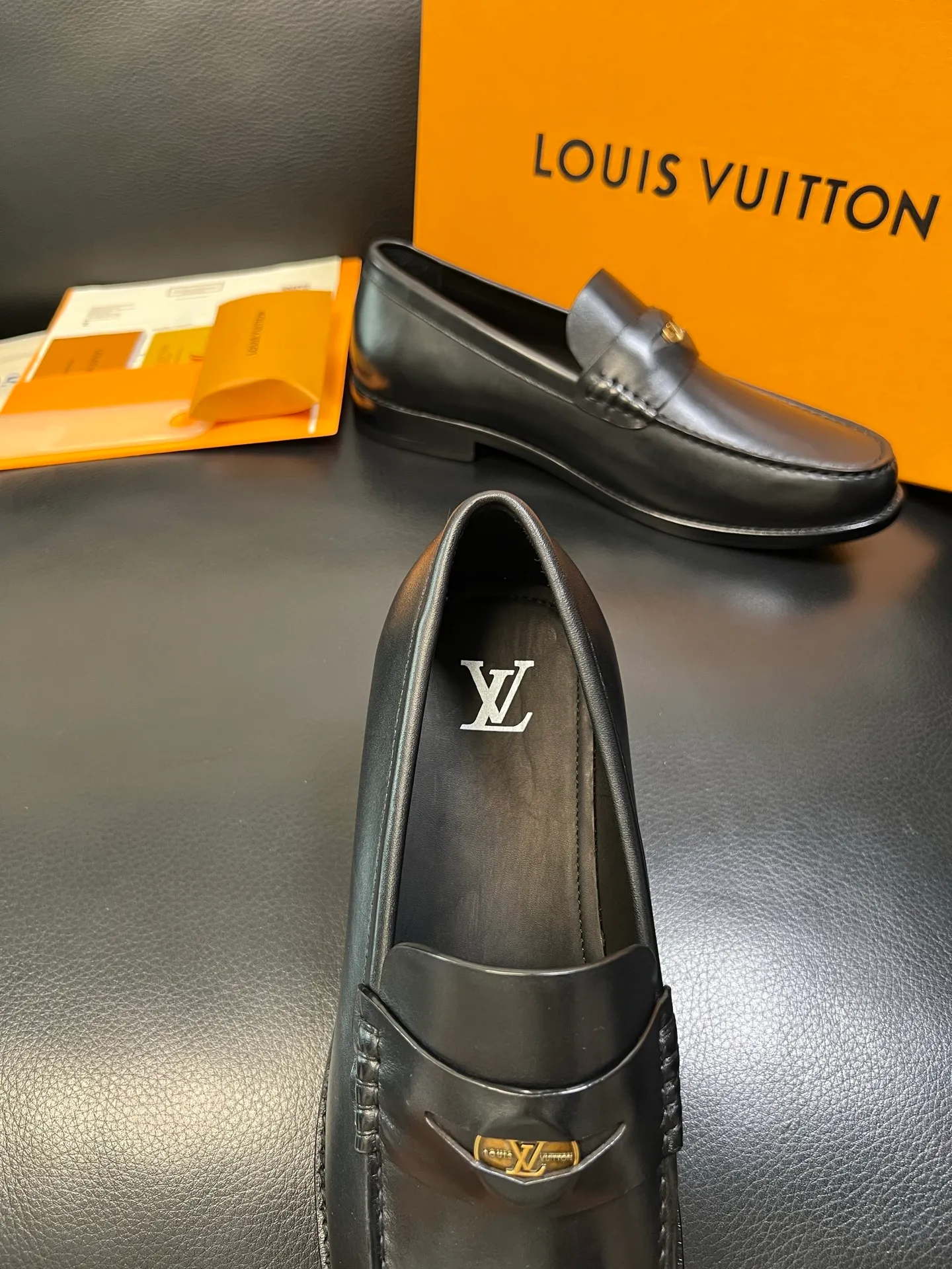 Men's shoes 💰920 Lv high quality top crafts Louis Vuitton leather shoes counter synchronized with original factory configuration, uppers imported from Italy, imported water-dyed cowhide lining, soles: original genuine leather soles specially provided by the original factory, original factory and single goods, welcome to compare, code number 39-44 (customized 38 45 46)